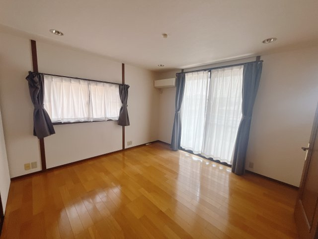 【中古戸建】高崎市倉賀野町の洋室|■2階洋室｜ナチュラルカラーの床です。模様替えなどとても楽しく工夫できます♪陽当たり、風通しもとても良いので毎日快適な生活スタートです！子供部屋にも良いですね♪