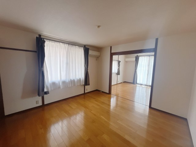 【中古戸建】高崎市倉賀野町の洋室|■2階洋室｜2階洋室には大きな窓をご用意しています。日中はあたたかな日差し差し込み自分時間も充実できますね＾＾