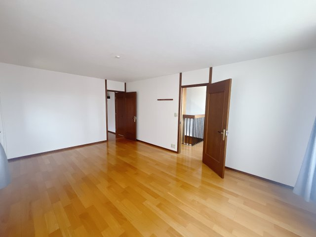 【中古戸建】高崎市倉賀野町の洋室|■2階洋室｜縦に長い窓が特徴的な2階の一室。建売では珍しいおしゃれなデザインです♪　大きな収納があるのでいつでも部屋がすっきりと片付きます*。
