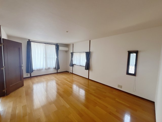 【中古戸建】高崎市倉賀野町の洋室|■2階洋室｜2面採光で明るい1階の洋室。全部屋フローリングなので、お掃除がしやすいです♪大きな収納もあって嬉しい！