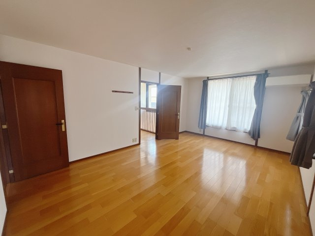 【中古戸建】高崎市倉賀野町の洋室|■2階洋室｜お子様の一人部屋にピッタリな洋室。木のぬくもりを感じるフローリングは、天然木の味わいが時とともに深みを増していきます。また、傷にも強く、フリーワックスでお手入れもラクラクです♪