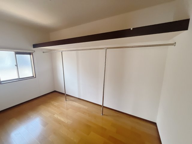 【中古戸建】高崎市倉賀野町の収納|■WIC｜お気に入りのお洋服もシワを作らずきれいに管理ができる夢のウォークインクローゼット！今お使いの収納ケースもスッポリそのまま収まる広さです♪