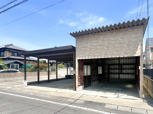 【中古戸建】高崎市倉賀野町の外観|■ガレージ｜ガレージ付きなので、ご自身の愛車も友人の車もしっかり守れます♪