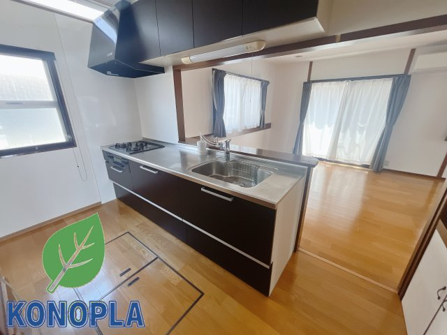 【中古戸建】高崎市倉賀野町のキッチン|■キッチン｜ワークトップの幅が広く、お子様といっしょにお料理をつくったり、ちょっとしたパーティーも楽しめます。フラットなのでお掃除がしやすいのもポイントです♪