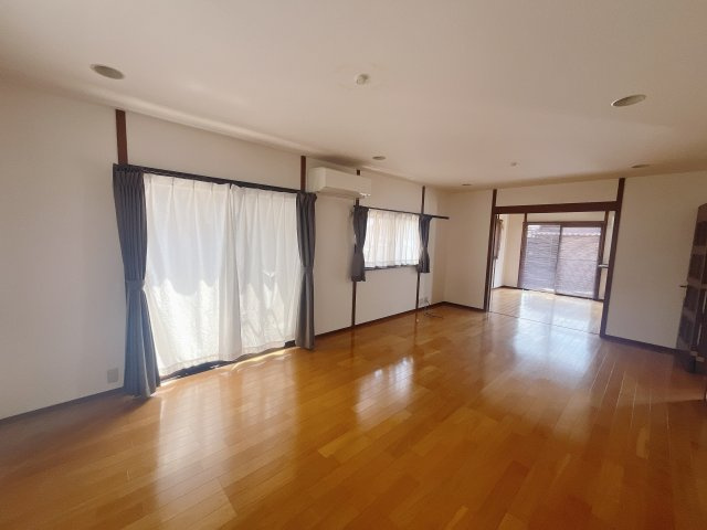 【中古戸建】高崎市倉賀野町の居間・リビング|■リビング｜家族でゆったりくつろげる、居心地の良いリビング♪賃貸と違って、テレビや音楽の音を気にしなくて良いことが嬉しいですね(*＾＾*)