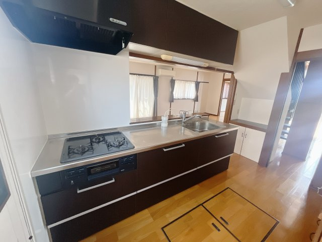 【中古戸建】高崎市倉賀野町のキッチン|■キッチン｜ワークトップの幅が広く、お子様といっしょにお料理をつくったり、ちょっとしたパーティーも楽しめます。フラットなのでお掃除がしやすいのもポイントです♪