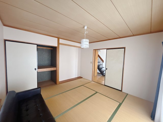 【中古戸建】高崎市倉賀野町の和室|■1階和室｜意外と場所をとるアイロンがけや、お洗濯物を畳むときにも広々と使うことができ、ちょっと一休みしたいとき、すぐに横になれるのも魅力です♪
