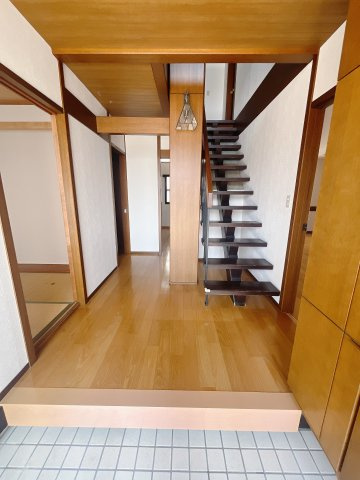 【中古戸建】高崎市倉賀野町の玄関|■玄関｜毎日の「いってらっしゃい」や「お帰りなさい」を大切なご家族と過ごす玄関は〈使いやすさ〉を追求しております。玄関横の物入は急な来客時でもさっとお片付けできるスペースを確保しています。