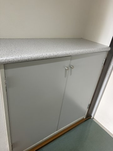 フェアリー小平の玄関|カウンターの上は小物が飾れるようになっています。