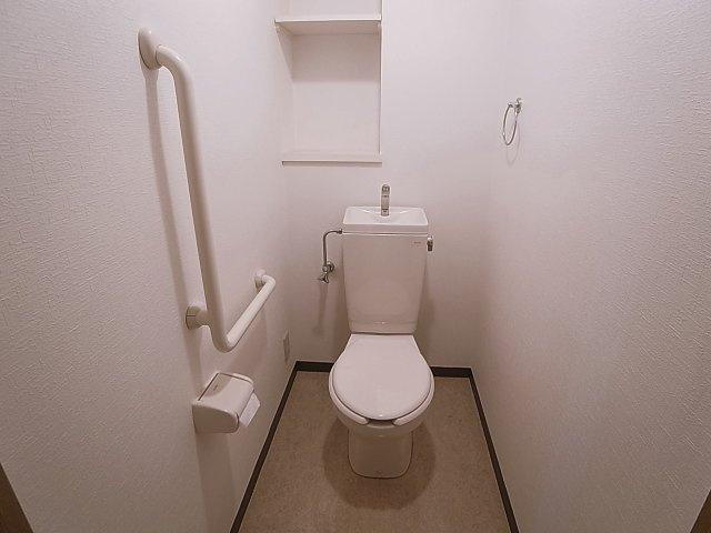 エスペラール神戸のトイレ|トイレにも手すり付きです