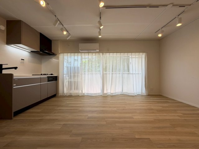 多摩川住宅ハ棟の居間・リビング|こちらのリビングで趣味の時間をお楽しみください