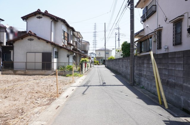 越谷市谷中町2丁目 新築分譲住宅の前面道路含む現地写真