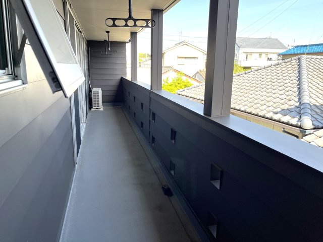 【駐車場】 | 中古一戸建　高知市長浜 | 普通車8台駐車可　天井高は2.4メートル