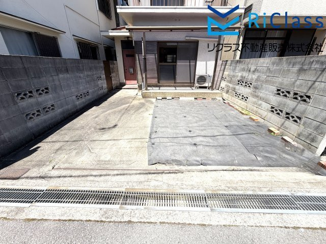 中古戸建　神戸市長田区池田広町（借地権）の駐車場|小型車駐車スペースが2台分ございます
