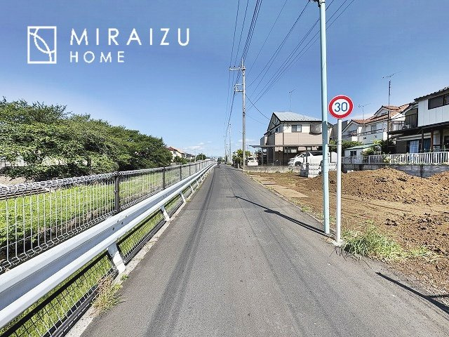 【前面道路含む現地写真】 | 人生100年時代、永く安心してお住まいいただくために、大切なご家族と財産を守ることのできる地震に強い安心な住宅！お休みの日にご家族で見学はいかがでしょう♪