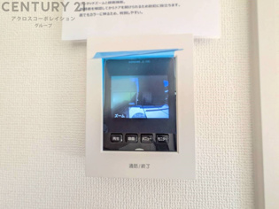 訪問者が来たときにテレビ画面で確認できるため、安心してドアを開けられます。録画機能があるものもあり、留守中に来訪者を記録しておくことができます。利便性が高く、セキュリティ面でも安心です。