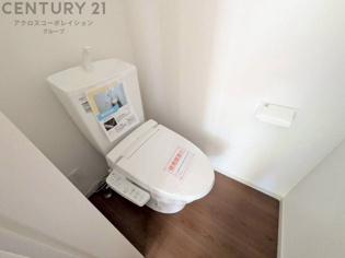 温水洗浄便座付トイレは温水洗浄機能により、暖かい水でおしりを洗浄することができ、冷たい水を使う従来の便座に比べ、温水洗浄機能で暖かいトイレを提供し、快適な使用を可能にします。