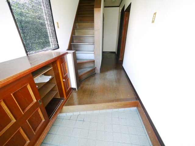山武郡九十九里町片貝　中古戸建の玄関|九十九里片貝海岸まで車約5分 軽自動車は2台可能 内装リフォーム履歴あり 2階にもトイレ