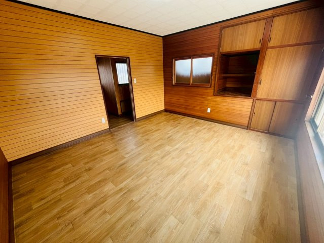 筑西市乙 リフォーム物件　の洋室|〇洋室　9帖〇
バルコニーに面した広々洋室！大きなベッドを置いてもゆとりのある広さです（＾＾）
2026年4月撮影