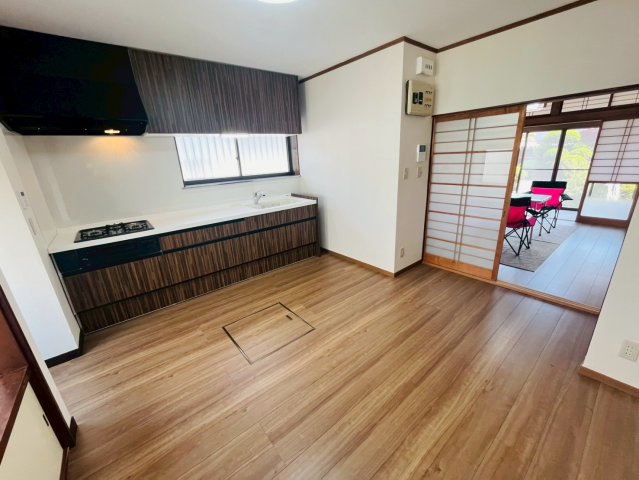 筑西市乙 リフォーム物件　の居間・リビング|〇ダイニングキッチン〇
明るいダイニングキッチン。続き間の洋室と合わせると更に開放的な空間が広がります♪
2026年4月撮影
