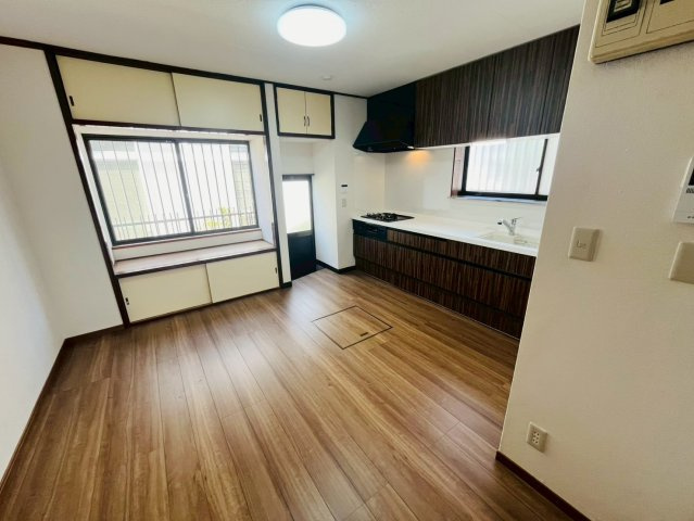 筑西市乙 リフォーム物件　の居間・リビング|〇ダイニングキッチン〇
落ち着きのある木目調のダイニングキッチン。勝手口があるので、買い物帰りやゴミ出しの際に便利です！ 
2026年4月撮影