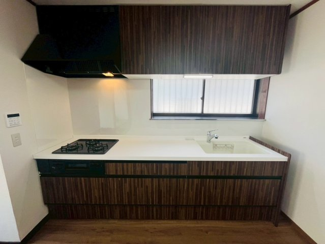 筑西市乙 リフォーム物件　のキッチン|〇キッチン〇
リフォーム済みシステムキッチン♪窓付きで手元は明るく（＾＾）三口コンロでお料理の準備も捗ります！
2026年4月撮影