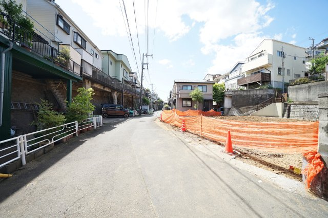 【上星川駅までほぼ平坦】南面道路×カースペース2台｜収納豊富な新築戸建て全2棟【保土ヶ谷区仏向西】★仲介手数料無料★の前面道路含む現地写真|前面道路は車通りが比較的少なく、落ち着いた住環境。周辺は戸建て住宅が建ち並び、穏やかな街並みの中でゆったり暮らせます。