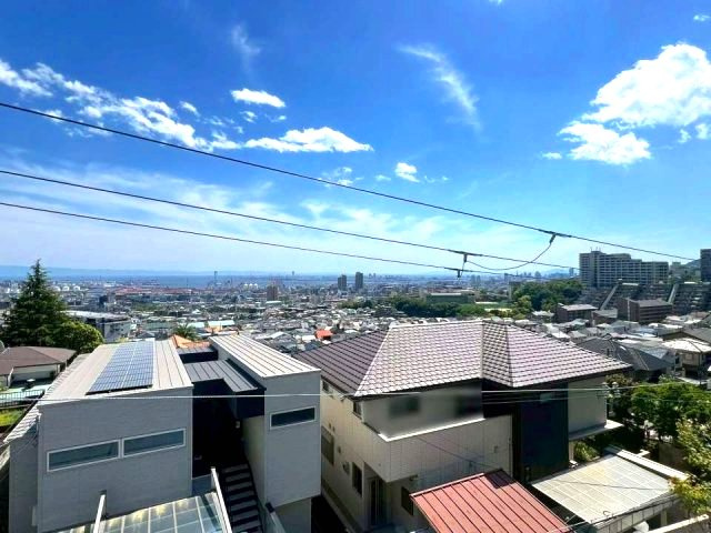 東灘区御影山手3丁目の展望|閑静な住宅地で子育て家族にピッタリ。毎日のお散歩も快適な緑に恵まれたエリアで、自然に包まれた穏やかな暮らしを実現するための、ゆとりある住環境が整っています。緑の潤いを感じながらホッと生活できそう。
