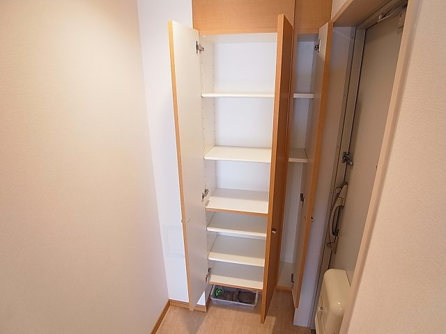 ウィングコート小松の玄関|大きなシューズＢＯＸ完備