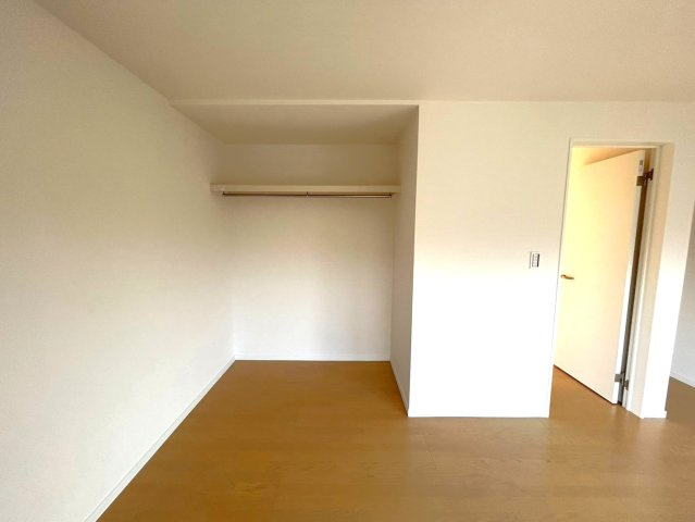 中野区上高田５丁目　再建築不可中古一戸建　西武新宿線　新井薬師前の収納|暖かな色調と質感が調和し、居室は快適なオアシス。自分らしさを映し出し、魅力的な空間が創れます。
