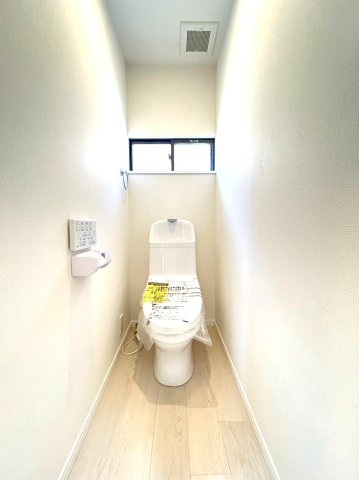 中野区上高田５丁目　再建築不可中古一戸建　西武新宿線　新井薬師前のトイレ|清潔さと快適さが共存するトイレ。デザインと機能が調和し、リラックスを提供する素敵な空間を演出します。