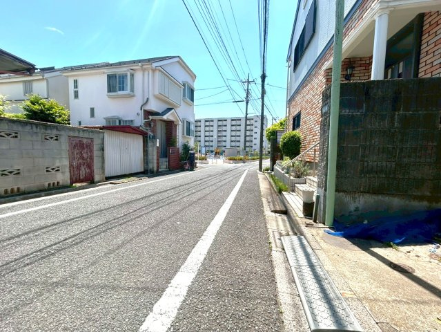 中野区上高田５丁目　再建築不可中古一戸建　西武新宿線　新井薬師前の前面道路含む現地写真