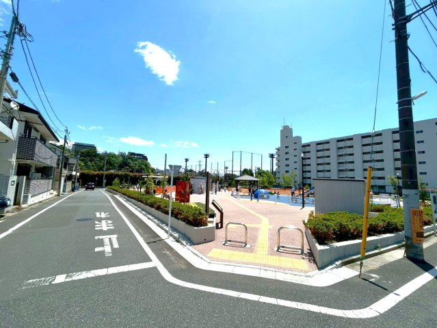 中野区上高田５丁目　再建築不可中古一戸建　西武新宿線　新井薬師前のその他|物件近くには、公園があります。