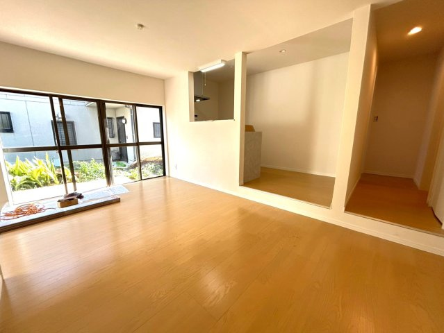 中野区上高田５丁目　再建築不可中古一戸建　西武新宿線　新井薬師前の居間・リビング|一日の疲れを取るために、落ち着けるような場所でありたいという想いが込められているデザインです。
