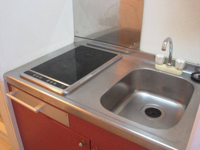 レオパレスＬａｌのキッチン|安心安全の電気コンロ　2口
