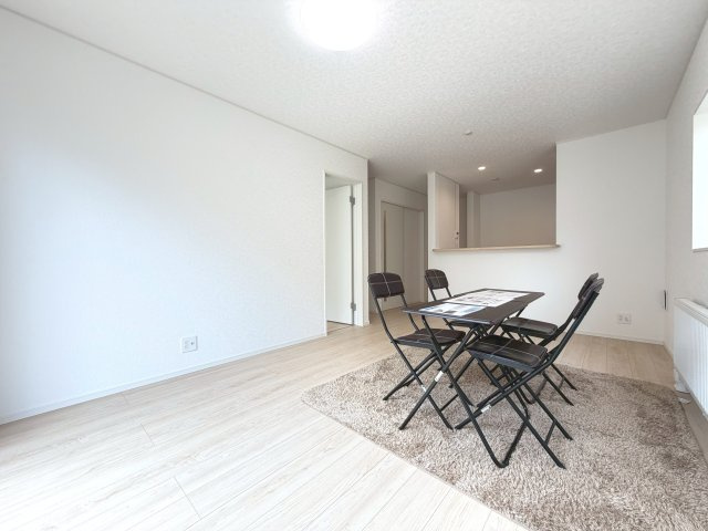 【新築戸建】札幌市南区南沢2条2丁目4棟の居間・リビング|リビングが見渡せる対面キッチンを採用。内装(壁・床・建具)は白を基調とし、明るい雰囲気となっています。