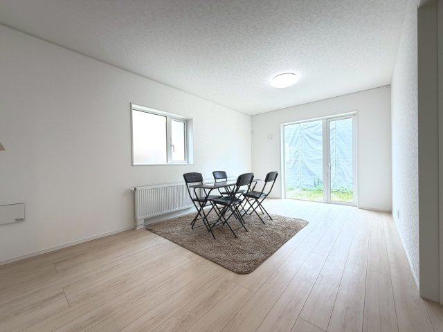 【新築戸建】札幌市南区南沢2条2丁目4棟の居間・リビング|リビングが見渡せる対面キッチンを採用。内装(壁・床・建具)は白を基調とし、明るい雰囲気となっています。