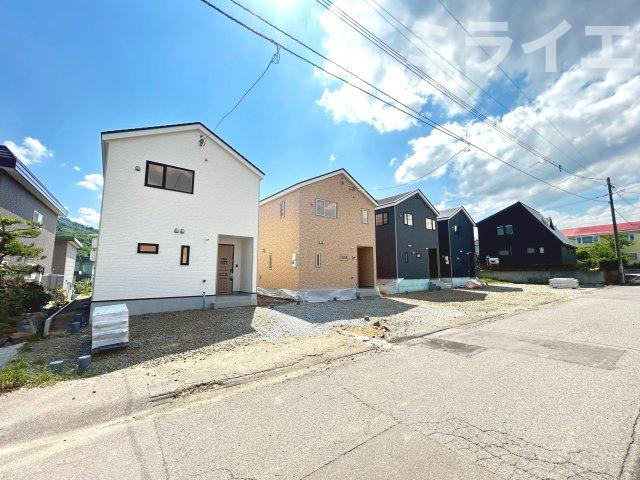 【新築戸建】札幌市南区南沢2条2丁目4棟の前面道路含む現地写真