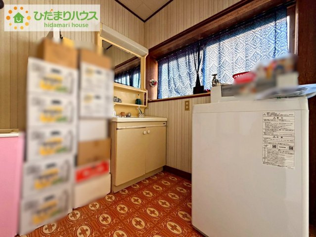 日立市大沼町1丁目　中古戸建の独立洗面台|身支度にも便利な独立洗面台を完備。