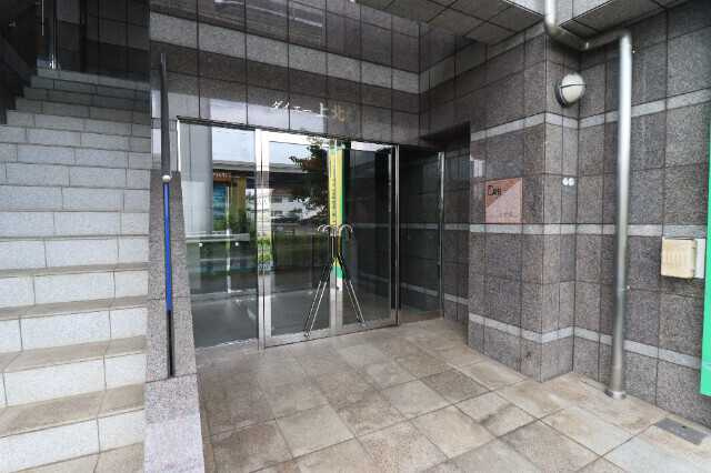 東大和市上北台２丁目の賃貸マンションのエントランス