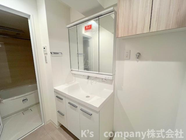 ◎藤沢市辻堂6丁目　ドラゴンマンション湘南辻堂1番館の独立洗面台|三面鏡の内側には小物収納が充実しています◇