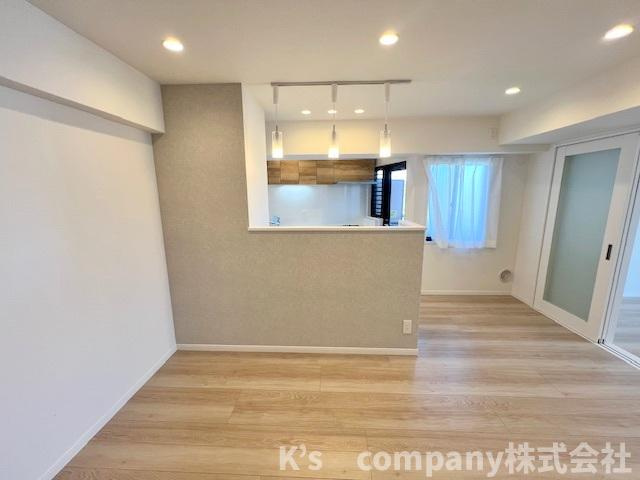 ◎藤沢市辻堂6丁目　ドラゴンマンション湘南辻堂1番館の居間・リビング|リビングにいるご家族を感じながらお料理ができるカウンターキッチン☆
