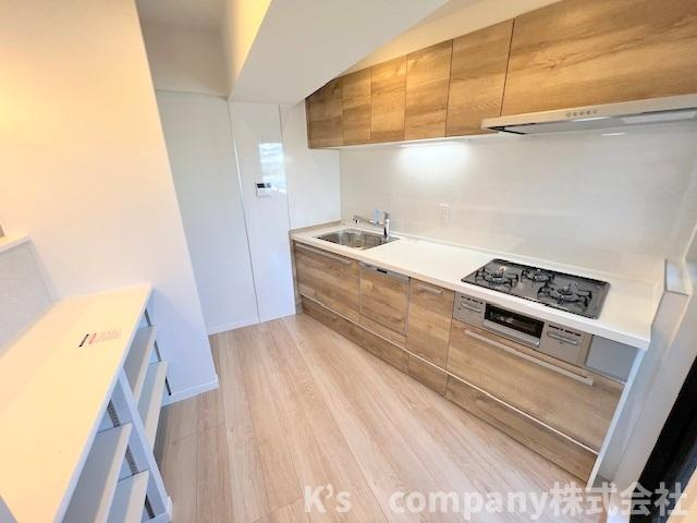 ◎藤沢市辻堂6丁目　ドラゴンマンション湘南辻堂1番館のキッチン|木目調の優しい色合いのシステムキッチン☆吊戸棚収納付き☆