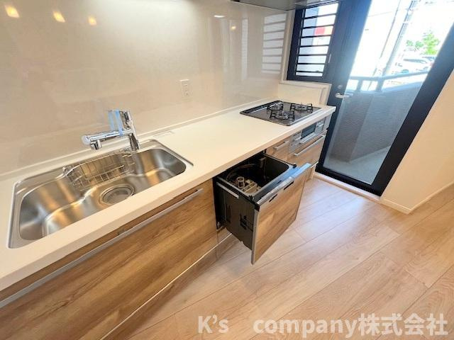 ◎藤沢市辻堂6丁目　ドラゴンマンション湘南辻堂1番館のキッチン|勝手口からL字バルコニーに繋がります◇