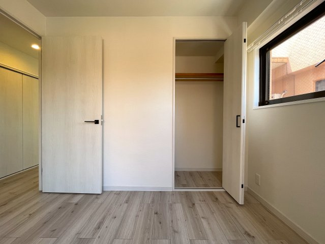 この部屋は、ワンフロアに２戸のみ！ってコトは、余計に人が来にくい構造となっていて、プライベート感も味わえますー。ほぼ南向きの最上階！いいですねぇ～な、『ライオンズマンション鶴ヶ峰ガーデン』リフォームの洋室|広々とした洋室です