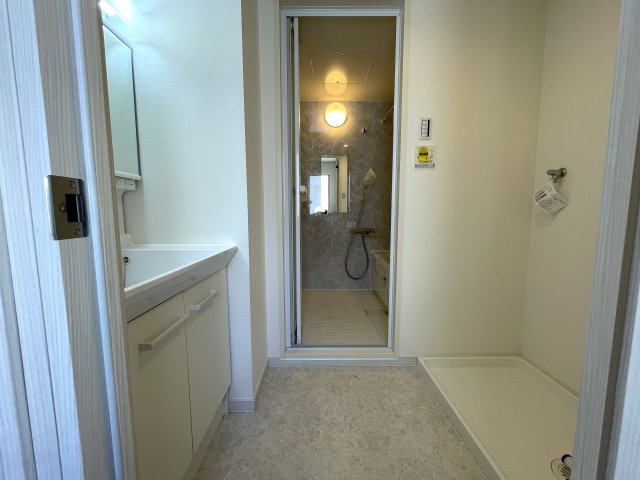 この部屋は、ワンフロアに２戸のみ！ってコトは、余計に人が来にくい構造となっていて、プライベート感も味わえますー。ほぼ南向きの最上階！いいですねぇ～な、『ライオンズマンション鶴ヶ峰ガーデン』リフォームの脱衣所