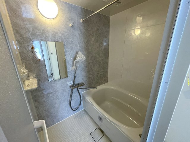 この部屋は、ワンフロアに２戸のみ！ってコトは、余計に人が来にくい構造となっていて、プライベート感も味わえますー。ほぼ南向きの最上階！いいですねぇ～な、『ライオンズマンション鶴ヶ峰ガーデン』リフォームの浴室|落ち着いた空間のお風呂です