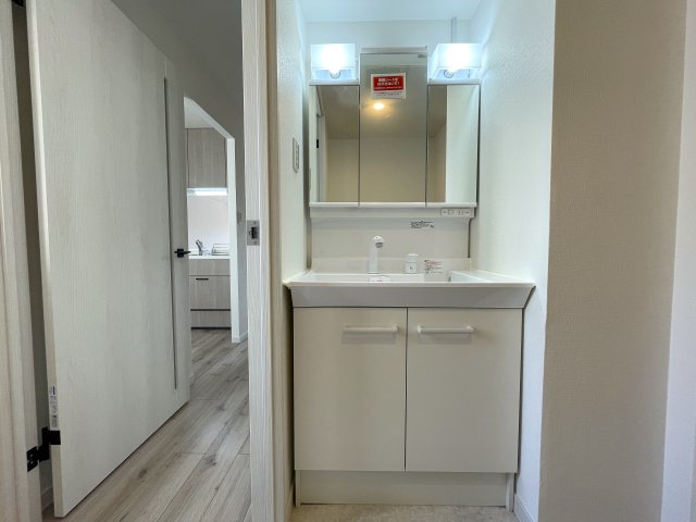 この部屋は、ワンフロアに２戸のみ！ってコトは、余計に人が来にくい構造となっていて、プライベート感も味わえますー。ほぼ南向きの最上階！いいですねぇ～な、『ライオンズマンション鶴ヶ峰ガーデン』リフォームの独立洗面台|独立洗面台あり、毎朝おしゃれに忙しい女性の方におすすめです