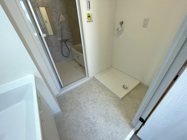 この部屋は、ワンフロアに２戸のみ！ってコトは、余計に人が来にくい構造となっていて、プライベート感も味わえますー。ほぼ南向きの最上階！いいですねぇ～な、『ライオンズマンション鶴ヶ峰ガーデン』リフォームのランドリースペース