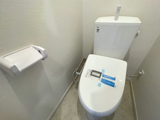 この部屋は、ワンフロアに２戸のみ！ってコトは、余計に人が来にくい構造となっていて、プライベート感も味わえますー。ほぼ南向きの最上階！いいですねぇ～な、『ライオンズマンション鶴ヶ峰ガーデン』リフォームのトイレ|トイレもきれいです